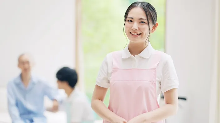 笑顔で働く介護福祉士