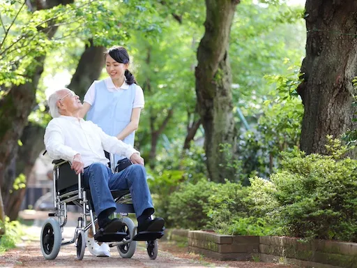 介護士と施設利用者の外出